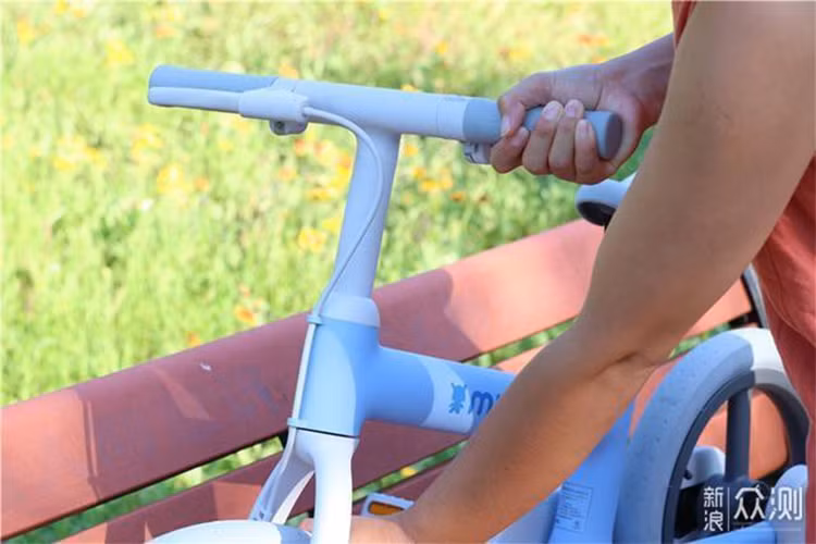 Bạn có thể thấy rằng chiều dài cơ sở giữa hai bánh xe phụ bên trái và bên phải là tương đối lớn. Thiết kế này giúp chiếc xe ổn định hơn và giảm hiện tượng rollover (lật khi xe chạy ở tốc độ cao).