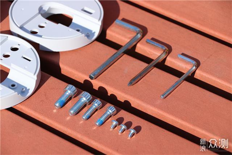 Phụ kiện bao gồm: 2 bánh xe phụ, 2 vỏ bảo vệ bánh sau, 2 vỏ bảo vệ phía bên trong bánh sau, 2 bàn đạp và 2 vỏ bảo vệ hình chữ U phía trước. Nếu trẻ chưa biết đi xe đạp, bánh xe phụ cần được lắp đặt để bảo vệ an toàn, tránh ngã đổ. Nếu trẻ đã đi xe tốt, bánh xe phụ có thể không cần lắp vào.