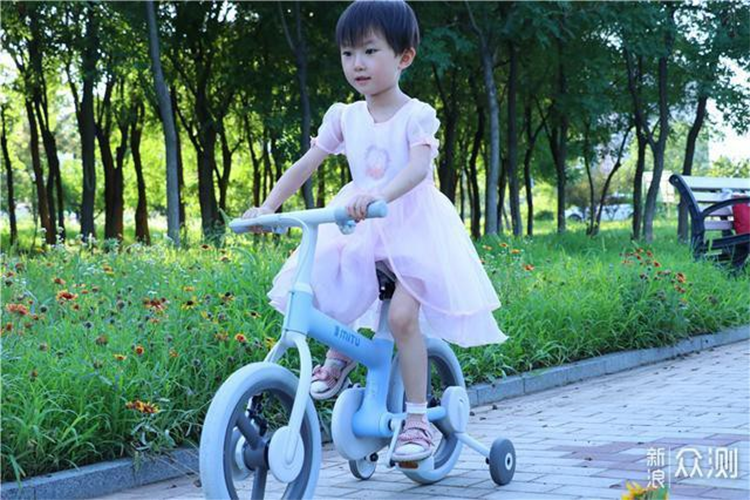 Giá xe đạp Xiaomi là 799 nhân dân tệ (khoảng 2,6 triệu đồng). Mức giá này hơi cao so với các loại xe đạp trẻ em khác, tuy nhiên nếu xem xét trên chất liệu, thiết kế và các khía cạnh khác thì nó vượt lên về tỷ lệ hiệu suất/giá cả. Trong cùng mức giá, gần như không có sản phẩm có thể cạnh tranh.