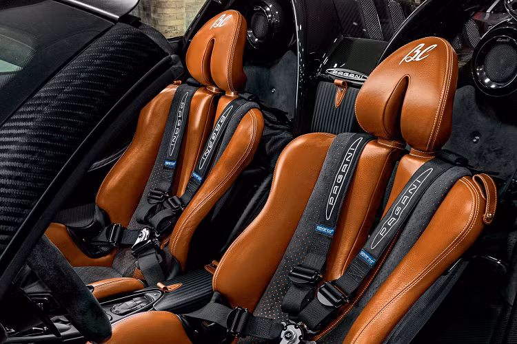 Với những nâng cấp này, động cơ của xe sản sinh công suất cực đại 802 mã lực cùng 1.050 Nm mô-men xoắn đạt được ngay tại vòng tua máy 2.000 vòng/phút. Sức mạnh này được truyền đến bánh sau của xe thông qua hộp số tuần tự 7 cấp, cho phép xe tăng tốc lên 100 km/h chỉ trong 2.9 giây trước khi đạt tốc độ tối đa 340 km/h.