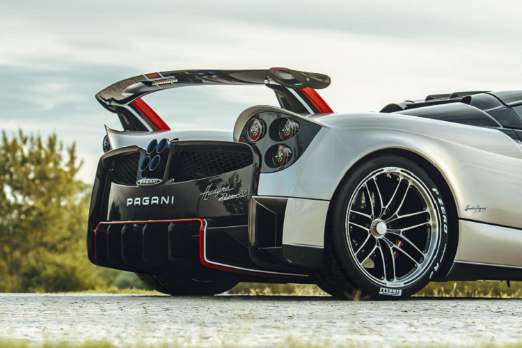 Phía sau, xe sở hữu khuếch tán cỡ lớn như trên Huayra BC, cánh gió phía trên được thiết kế lại, thích hợp hơn cho việc di chuyển trên đường phố hằng ngày. Trên Huayra Roadster BC, Pagani đã thiết kế mới hệ thống 6 ống xả, bao gồm bộ bốn ống xả tiêu chuẩn giống những chiếc Pagani khác và thêm bài đó hai ống xả dạng “straight pipe” được đặt dưới gầm xe.