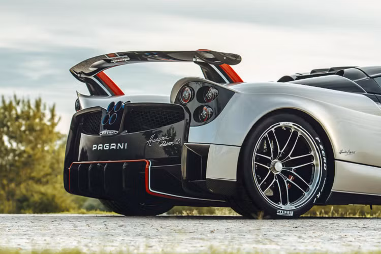 Phía sau, xe sở hữu khuếch tán cỡ lớn như trên Huayra BC, cánh gió phía trên được thiết kế lại, thích hợp hơn cho việc di chuyển trên đường phố hằng ngày. Trên Huayra Roadster BC, Pagani đã thiết kế mới hệ thống 6 ống xả, bao gồm bộ bốn ống xả tiêu chuẩn giống những chiếc Pagani khác và thêm bài đó hai ống xả dạng “straight pipe” được đặt dưới gầm xe.