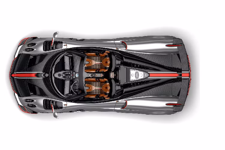 Ở đầu xe, những chi tiết khí động học như líp trước kéo dài, cánh gió hai bên vòm bánh xe và những hốc gió phía sau đều được Pagani thiết kế nhằm tạo hiệu quả tối ưu cũng như giúp giải nhiệt cho động cơ.