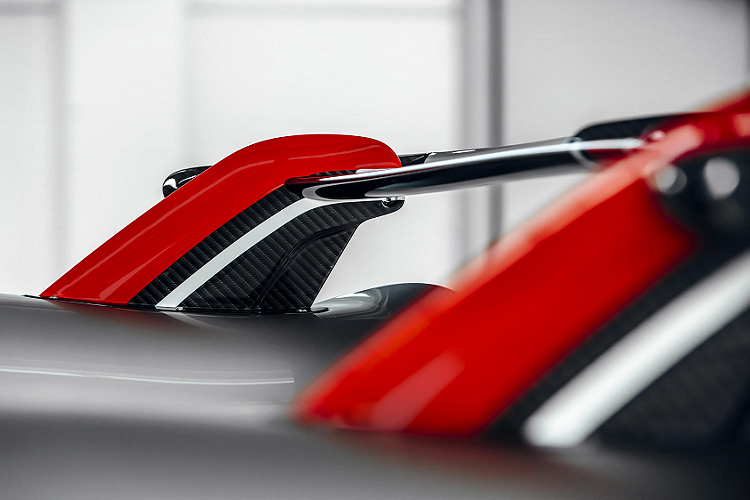 Như những mẫu Huayra khác, Roadster BC vẫn được trang bị bốn cánh gió ở đầu và đuôi kết hợp cùng hệ thống treo chủ động giúp tăng khả năng ổn định khi xe vận hành ở tốc độ cao. Theo Pagani, hãng sản xuất khung gầm của Huayra Roadster từ vật liệu composite có chất nền là sợi carbon kết hợp với hợp chất carbon-titan.