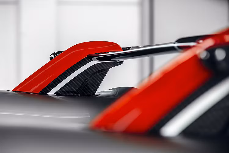 Như những mẫu Huayra khác, Roadster BC vẫn được trang bị bốn cánh gió ở đầu và đuôi kết hợp cùng hệ thống treo chủ động giúp tăng khả năng ổn định khi xe vận hành ở tốc độ cao. Theo Pagani, hãng sản xuất khung gầm của Huayra Roadster từ vật liệu composite có chất nền là sợi carbon kết hợp với hợp chất carbon-titan.