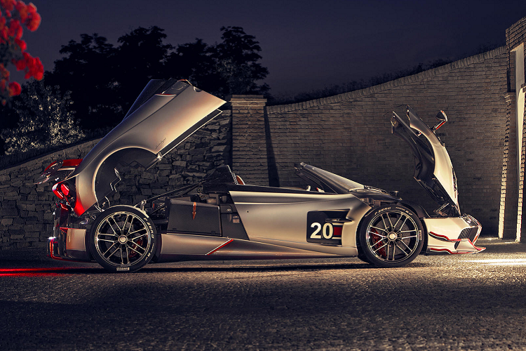 Bên trong, giống với những mẫu xe khác đến từ Pagani, nội thất của Huayra Roadster BC cũng là một tác phẩm nghệ thuật. Pagani sẽ chỉ sản xuất 40 chiếc Huayra Roadster BC, gấp đôi số lượng Huayra BC mà hãng đã sản xuất trước đây. Giá siêu xe Pagani Huayra BC Roadster sẽ khởi điểm ở mức 3.085 triệu Euro, tương đương khoảng 3,5 triệu Đô-la, khoảng 79 tỷ đồng. Hiện chiếc xe vẫn chưa được bán hết, tuy nhiên điều này sẽ sớm diễn ra, giống với những mẫu xe khác.