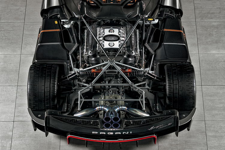 Chất liệu composite này sẽ giúp khung gầm của xe tăng 12% độ cứng xoắn và 20% độ cứng đàn hồi. Với việc sử dụng vật liệu mới, Huayra Roadster BC có trọng lượng khô chỉ 1.250 kg, nhẹ hơn 30 kg so với Huayra Roadster và nặng hơn 32 kg so với Huayra Roadster.