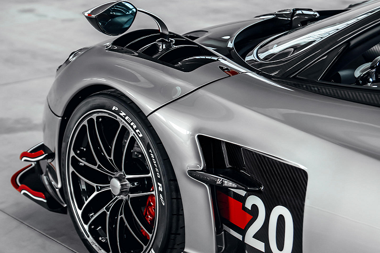 Hãng siêu xe Pagani cho biết chiếc Roadster BC này là một “thách thức kỹ thuật chưa từng có” vì vừa phải mang đến khả năng vận hành đỉnh cao cho xe và vừa phải cắt giảm trọng lượng. Chiếc xe được thiết kế nhằm tạo ra lực ép tối đa ở tốc độ cao nhưng vẫn đảm bảo khoảng sáng gầm cần thiết để khách hàng có thể sử dụng trên đường phố công cộng.