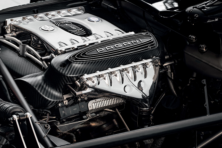 Bên dưới nắp máy phía sau, Pagani vẫn trang bị cho xe động cơ V12 6.0 lít tăng áp kép do AMG sản xuất. Tuy cũng mà mới, động cơ này được nâng cấp với hai bộ tăng mới, ống dẫn hydroform công nghệ cao, bướm ga đôi, và bốn bộ tản nhiệt tăng áp chất lỏng.