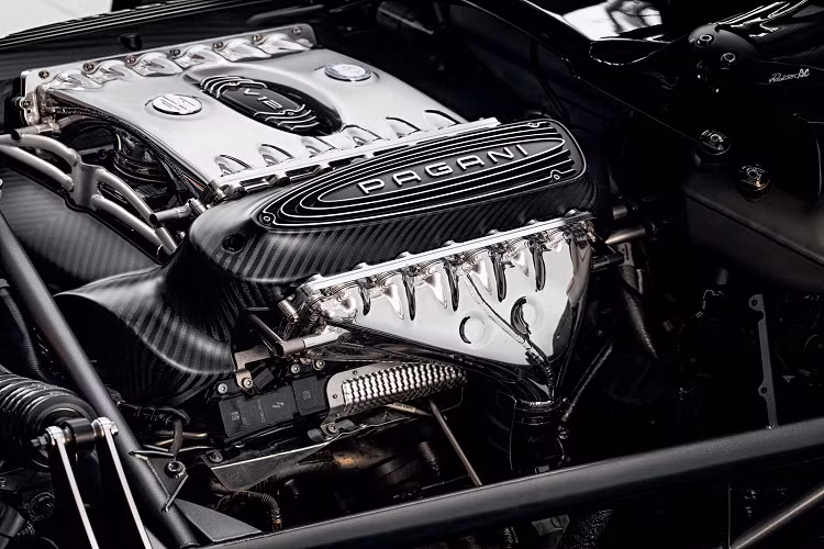 Bên dưới nắp máy phía sau, Pagani vẫn trang bị cho xe động cơ V12 6.0 lít tăng áp kép do AMG sản xuất. Tuy cũng mà mới, động cơ này được nâng cấp với hai bộ tăng mới, ống dẫn hydroform công nghệ cao, bướm ga đôi, và bốn bộ tản nhiệt tăng áp chất lỏng.