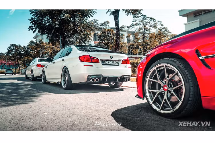Ngoài bộ body-kit, mâm xe hầm hố, bộ ba mẫu xe độ BMW còn sở hữu những bộ pô xịn xò, cho ra những âm thanh đanh thép và nóng bỏng.
