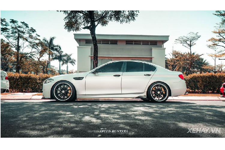 Với đặc tính thể thao, các mẫu xe độ thường được chủ nhân hạ thấp gầm xe tới mức tối đa. Do đó, khi nhìn từ phía hông, người xem có cảm giác như phần bánh xe đã chạm vào hốc bánh.