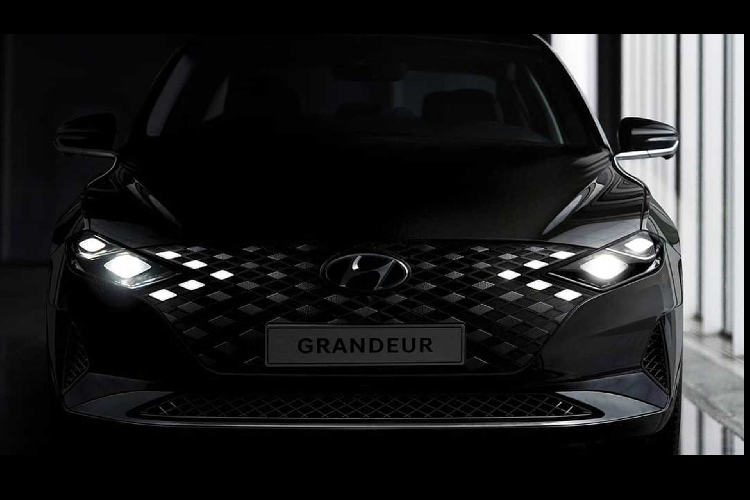 Cụm đèn hậu mới của Grandeur cũng được thiết kế mới trải dài mang hơi hướng của cụm đèn hậu Audi A7 Sportback thế hệ mới, một lần nữa các nhà thiết kế của Huyndai đã bỏ các đường cong theo hướng thẳng và các cạnh sắc nét. Từ phía sau Grandeur, người dùng có thể sẽ thấy được "hơi thở" của những xe Audi. Điều này cũng bình thường khi hãng xe Hàn đã tuyển nhiều nhà thiết kế xe Đức về phục vụ cho mình.