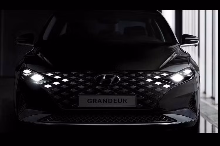 Cụm đèn hậu mới của Grandeur cũng được thiết kế mới trải dài mang hơi hướng của cụm đèn hậu Audi A7 Sportback thế hệ mới, một lần nữa các nhà thiết kế của Huyndai đã bỏ các đường cong theo hướng thẳng và các cạnh sắc nét. Từ phía sau Grandeur, người dùng có thể sẽ thấy được "hơi thở" của những xe Audi. Điều này cũng bình thường khi hãng xe Hàn đã tuyển nhiều nhà thiết kế xe Đức về phục vụ cho mình.