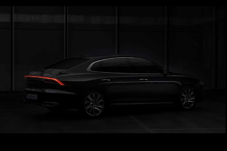 Vô lăng thiết kế 4 chấu khá giống với vô lăng của Hyundai Sonata thế hệ mới. Bảng táp-lô ghế ngồi được thiết kế sang trọng bọc da, trang bị đèn LED trang trí nội thất... Phong cách vừa tối giản vừa sang trọng này có thể khiến cho các khách hàng tương lai của Hyundai Grandeur 2020 hài lòng. Dù vẫn chưa rõ là chất liệu và độ hoàn thiện của nội thất đạt ở tầm nào.