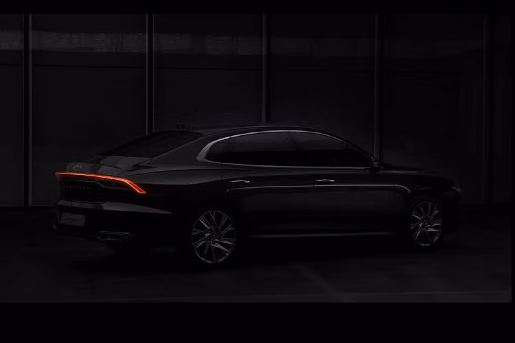 Vô lăng thiết kế 4 chấu khá giống với vô lăng của Hyundai Sonata thế hệ mới. Bảng táp-lô ghế ngồi được thiết kế sang trọng bọc da, trang bị đèn LED trang trí nội thất... Phong cách vừa tối giản vừa sang trọng này có thể khiến cho các khách hàng tương lai của Hyundai Grandeur 2020 hài lòng. Dù vẫn chưa rõ là chất liệu và độ hoàn thiện của nội thất đạt ở tầm nào.