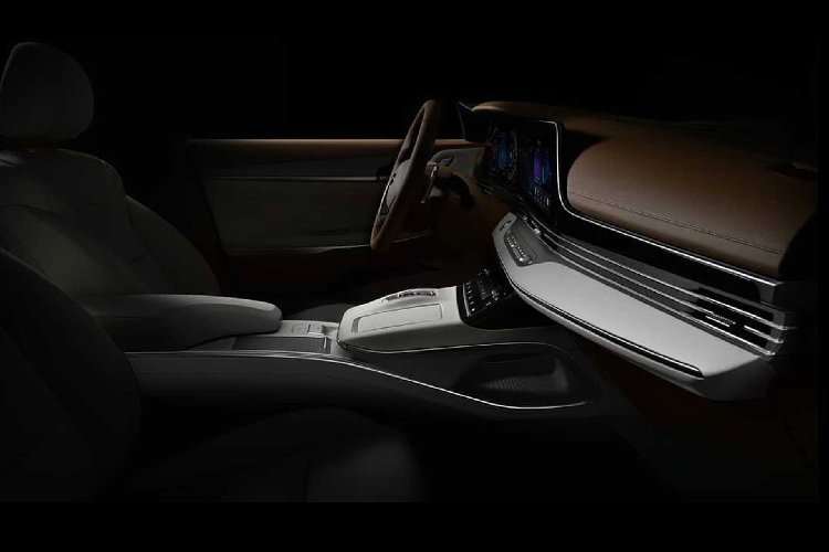 Ở Hyundai Grandeur 2020 mới, hãng xe Hàn Quốc đã bỏ đi các đèn pha cong của phiên bản hiện tại, và thay thế bằng cụm đèn pha sắc nét giống như đèn của Hyundai Sonata thế hệ mới nhất. Cụm đèn pha mới của Granduer đã được tích hợp gọn gàng vào lưới tản nhiệt cỡ lớn ‘’hexagonal’’, nhờ đó phần đầu Hyundai Grandeur mới mang một diện mạo hiện đại và thể thao hơn trước.