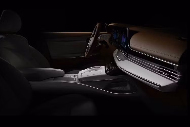 Ở Hyundai Grandeur 2020 mới, hãng xe Hàn Quốc đã bỏ đi các đèn pha cong của phiên bản hiện tại, và thay thế bằng cụm đèn pha sắc nét giống như đèn của Hyundai Sonata thế hệ mới nhất. Cụm đèn pha mới của Granduer đã được tích hợp gọn gàng vào lưới tản nhiệt cỡ lớn ‘’hexagonal’’, nhờ đó phần đầu Hyundai Grandeur mới mang một diện mạo hiện đại và thể thao hơn trước.