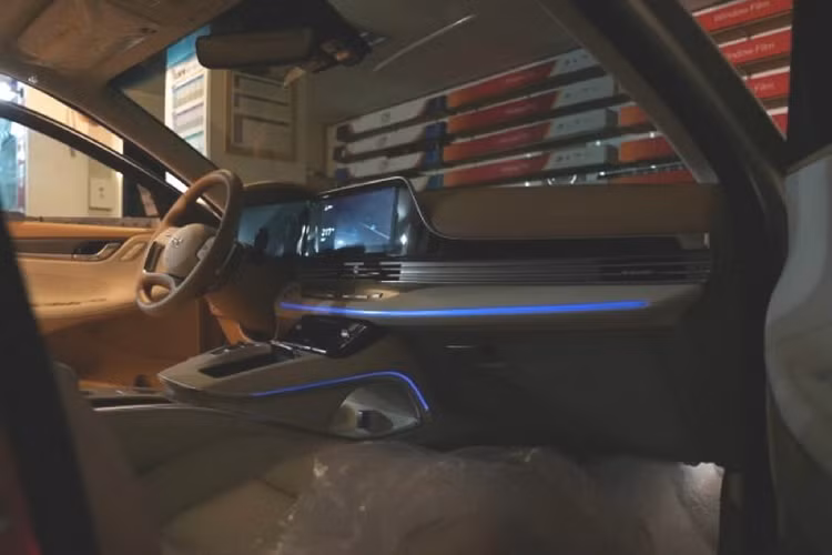 Nội thất của Grandeur cũng được nâng cấp. Hình ảnh rò rỉ mới đây cũng cho thấy nội thất của Hyundai Grandeur mới, cabin nổi bật với cụm đồng hồ hỗ trợ lái kỹ thuật số và màn hình cảm ứng trung tâm cỡ lớn. Video teaser lại một lần nữa cho thấy cách mà màn hình cụm đồng hồ này khởi động và hiển thị.