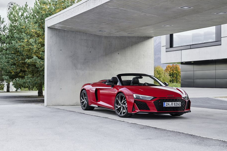 Về tổng thể, siêu xe Audi R8 RWD sẽ không có sự khác biệt quá nhiều so với các phiên bản khác của dòng xe này. Điểm thay đổi dễ nhận ra chỉ là một số chi tiết nhỏ đã được làm mới như bộ radar phía trước, cản dưới, hốc hút gió và lưới tản nhiệt rộng hơn.