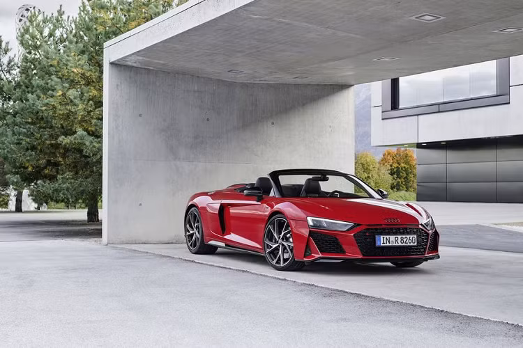 Về tổng thể, siêu xe Audi R8 RWD sẽ không có sự khác biệt quá nhiều so với các phiên bản khác của dòng xe này. Điểm thay đổi dễ nhận ra chỉ là một số chi tiết nhỏ đã được làm mới như bộ radar phía trước, cản dưới, hốc hút gió và lưới tản nhiệt rộng hơn.