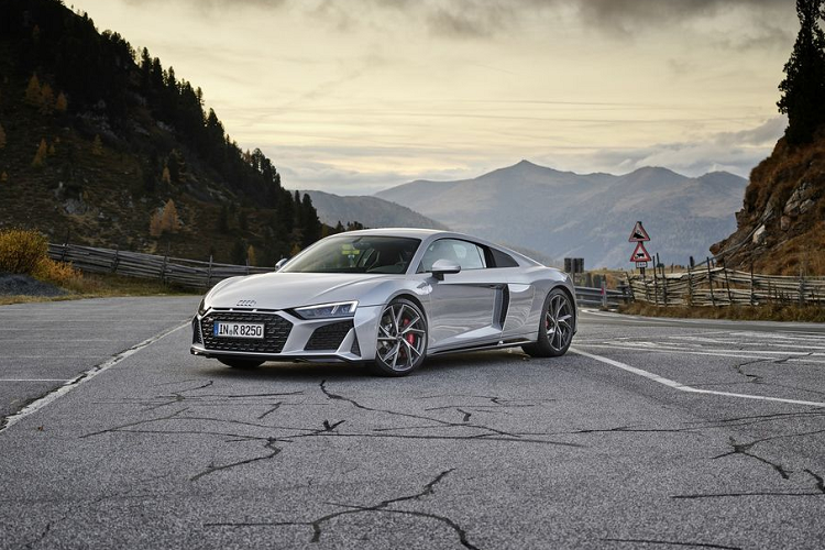 Cho tới phiên bản 2020, Audi đã quyết định đưa trở lại danh mục sản phẩm phiên bản sử dụng hệ dẫn động cầu sau cho mẫu siêu xe R8. Ngoài ra, với lần trở lại này, R8 phiên bản hệ dẫn động cầu sau sẽ có tên gọi chính thức là R8 RWD thay vì RWS như trước đây và xe sẽ được sản xuất thương mại hàng loạt.