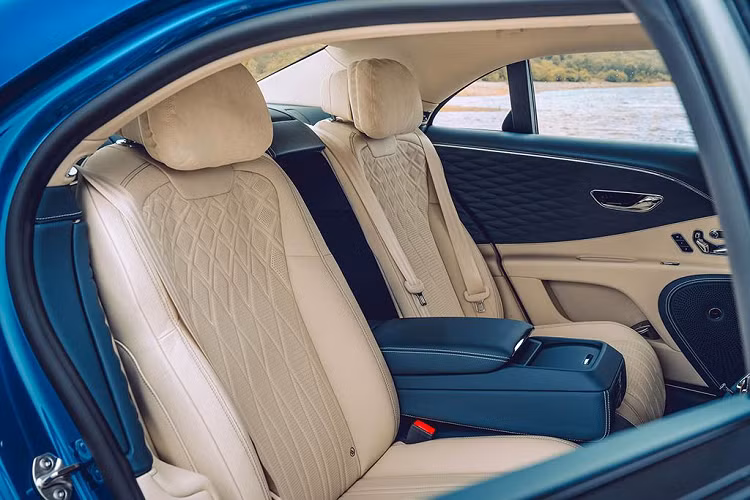 Dù có tự trọng hơn 2,4 tấn (2.437kg), siêu sedan vẫn có thể tăng tốc 0-100km/h chỉ mất 3,8 giây, trong khi vận tốc tối đa lên tới 333km/h.