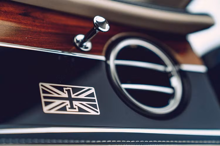 Có một số chi tiết khác biệt trên chiếc Flying Spur First Edition như phù hiệu “First Edition” ở bên ngoài xe, với hình ảnh cờ Anh “Union Jack” và có số 1 cách điệu ở chính giữa. Trên bệ cửa cũng có trang trí “First Edition” hòa quyện với cờ Anh cách điệu, và trang trí phù hiệu còn xuất hiện ở mảng ốp tablo bên phía hành khách trước.