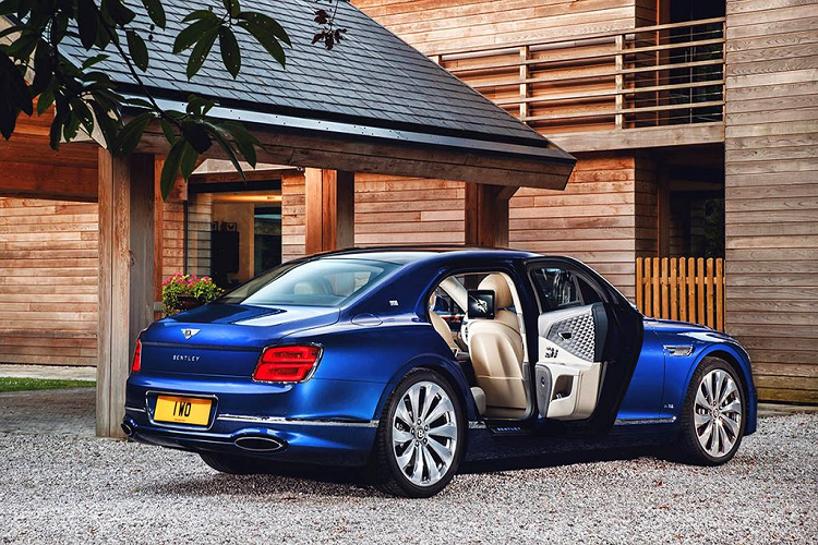 Không chỉ mang dấu ấn là chiếc Bentley Flying Spur thế hệ mới – thế hệ thứ 3 đầu tiên tới tay khách hàng, chiếc xe còn mang nhiều chi tiết độc đáo khác biệt.