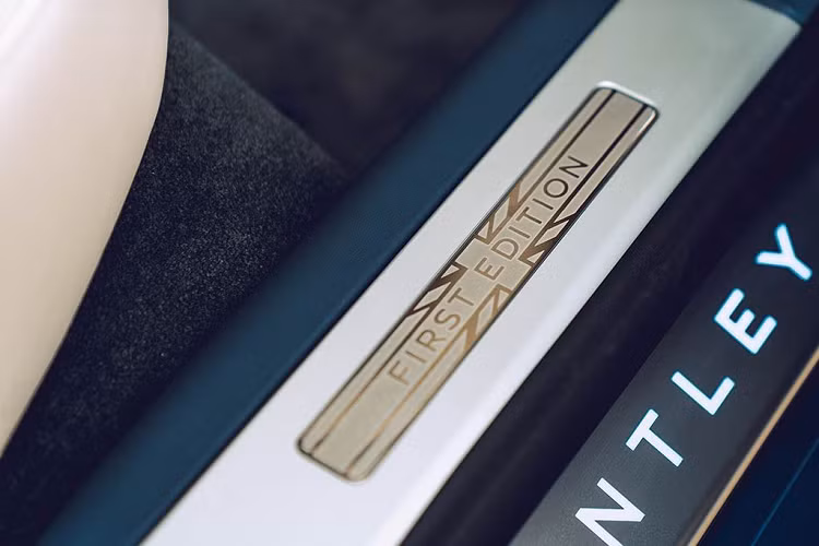 Giá xe Bentley Flying Spur First Edition 2020 khả năng cao sẽ được công bố tại sự kiện gây quỹ từ thiện Elton John AIDS Foundation Gala diễn ra vào ngày 24/7 tới và chắc chắn một điều nó sẽ không hề rẻ.