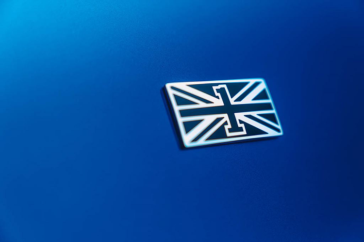 Phù hiệu "First Edition" nằm ở cột C của xe