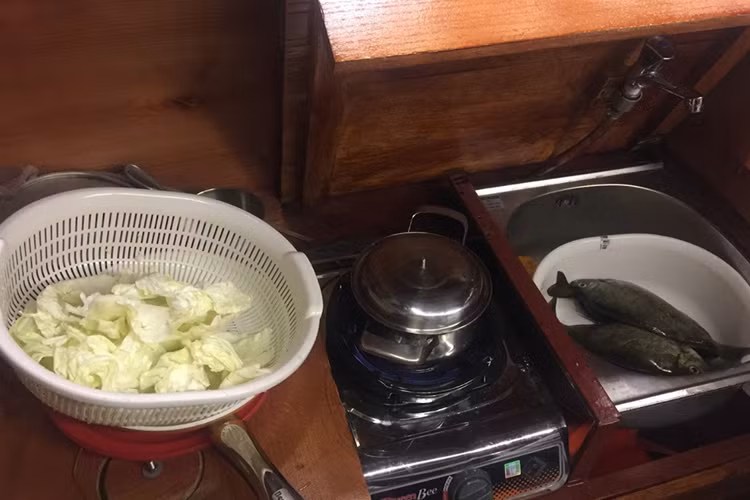 Một khoang bếp với đầy đủ tiện nghi như vòi nước sạch, bếp ga, tủ lạnh... là điều khiến nhiều người phải ngạc nhiên.