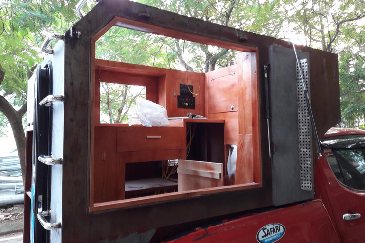 Với khoảng diện tích không quá to nhưng chủ xe vẫn tính toán lắp đặt các hạng mục bên trong khá chi tiết và ngăn nắp.