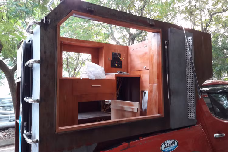 Với khoảng diện tích không quá to nhưng chủ xe vẫn tính toán lắp đặt các hạng mục bên trong khá chi tiết và ngăn nắp.