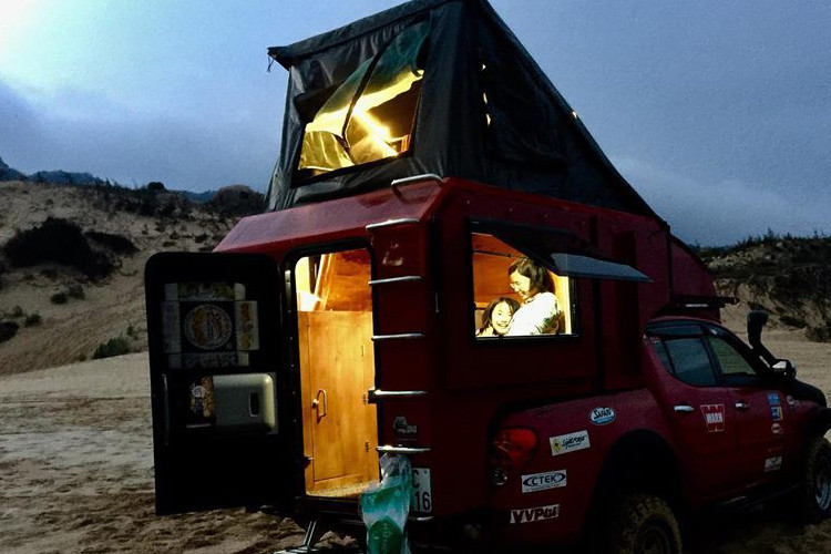 Chiếc xe trở thành ngôi nhà di động Mitsubishi Triton có thể vượt mọi địa hình đưa gia đình anh Trung đi du lịch khắp nơi trên đất nước Việt Nam.