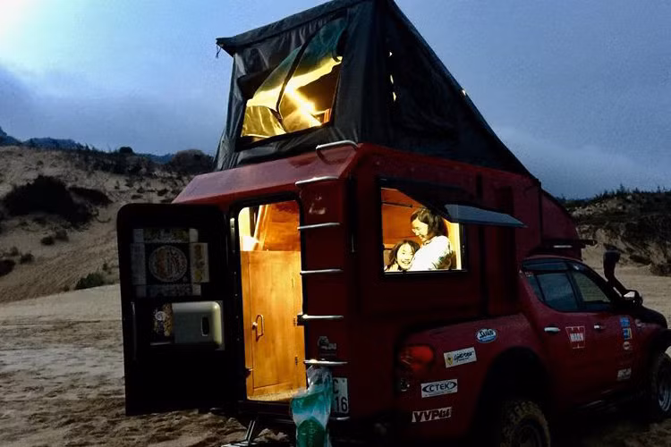 Chiếc xe trở thành ngôi nhà di động Mitsubishi Triton có thể vượt mọi địa hình đưa gia đình anh Trung đi du lịch khắp nơi trên đất nước Việt Nam.