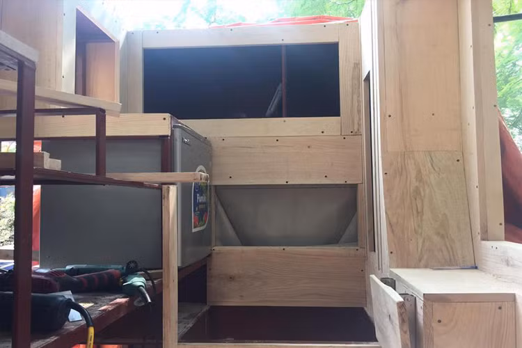 Vật liệu cho Mitsubishi Triton độ nhà di động sử dụng đa phần là gỗ.