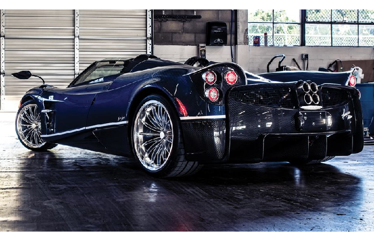 Quay trở lại thời điểm Pagani giới thiệu Huayra Roadster tại Triển lãm Ô tô Geneva 2017, chiếc siêu xe mui trần này ngay lập tức gây ấn tượng với trọng lượng nhẹ hơn 80 kg so với biến thể Coupe nhờ những nghiên cứu mới với chất liệu sợi carbon.