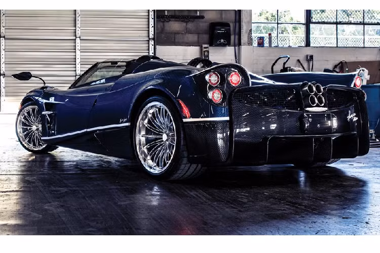 Quay trở lại thời điểm Pagani giới thiệu Huayra Roadster tại Triển lãm Ô tô Geneva 2017, chiếc siêu xe mui trần này ngay lập tức gây ấn tượng với trọng lượng nhẹ hơn 80 kg so với biến thể Coupe nhờ những nghiên cứu mới với chất liệu sợi carbon.