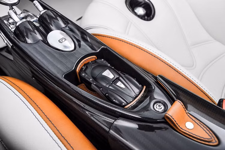 Ngoài ra, điểm nổi bật trong khoang lái Pagani Huayra mui trần còn đến từ các chi tiết nhôm, đường chỉ khâu xanh dương và các mảng carbon tỉ mỉ.