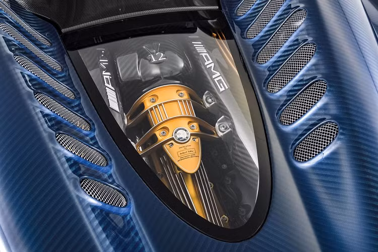 Trong khi ngoại thất xe được phủ một màu Xanh carbon cùng các điểm nhấn Trắng, khoang cabin mới thực sự mà một kiệt tác của việc phối màu và chất liệu.