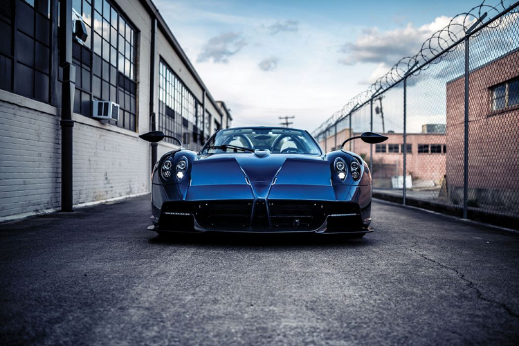 Siêu xe Pagani Huayra Roadster với biệt danh "thần gió mui trần" đã được sản xuất với số lượng giới hạn chỉ 100 bản trên toàn thế giới và chiếc xe trong bài viết này là chiếc thứ 42.