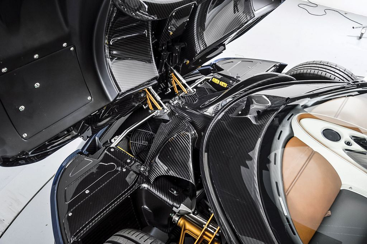 Về động cơ, dưới nắp capo là khối máy V12 6.0 lít Twin-Turbo từ Mercedes-AMG, sản sinh công suất cực đại 754 mã lực và hơn 1.000 Nm mô-men xoắn.