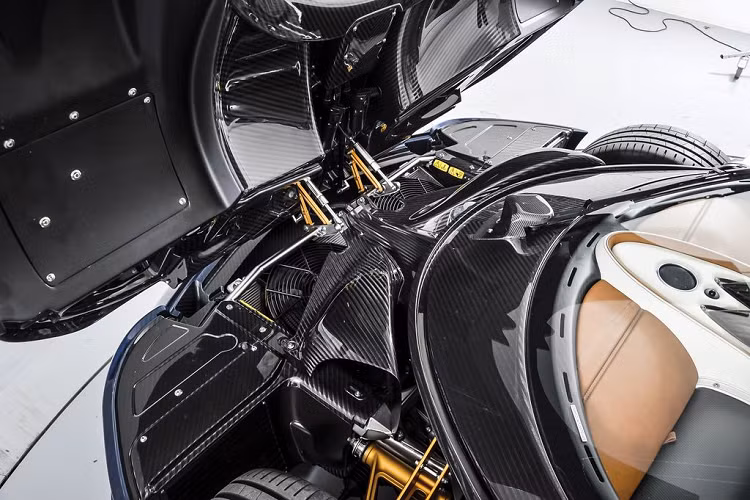 Về động cơ, dưới nắp capo là khối máy V12 6.0 lít Twin-Turbo từ Mercedes-AMG, sản sinh công suất cực đại 754 mã lực và hơn 1.000 Nm mô-men xoắn.