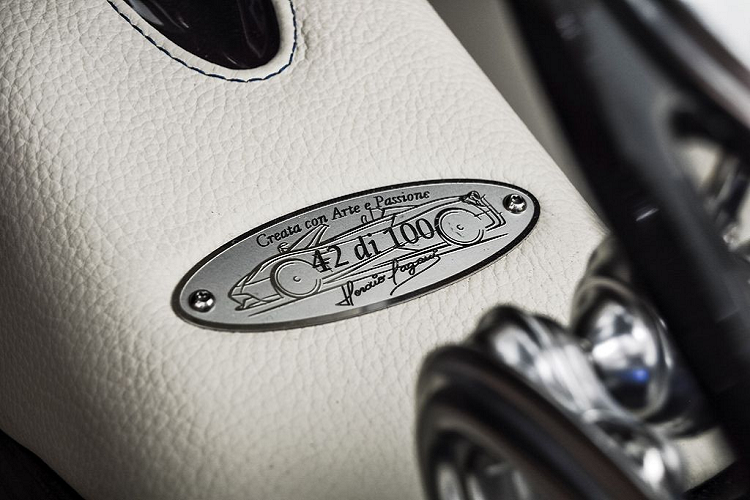 Khối sức mạnh này được truyền trực tiếp tới trục bánh sau thông qua một hộp số sàn hoặc tự động 7 cấp độ tương tự như người anh em Huayra BC.