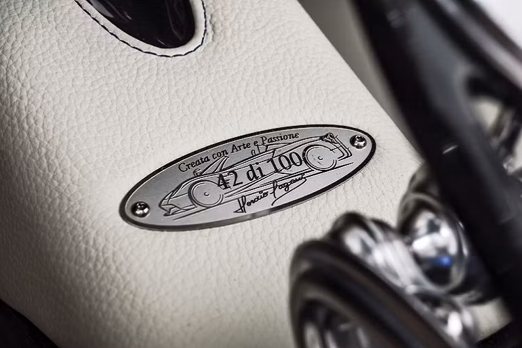 Khối sức mạnh này được truyền trực tiếp tới trục bánh sau thông qua một hộp số sàn hoặc tự động 7 cấp độ tương tự như người anh em Huayra BC.