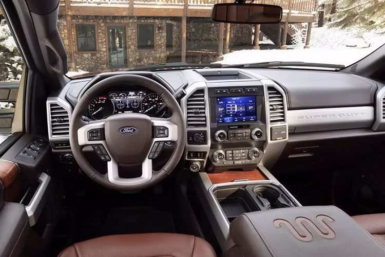 Ford Expedition King Ranch 2020 sẽ nằm ở phân khúc giữa Expedition Limited và Expedition Platinum. SUV cỡ lớn có trang bị tương đương bản Expedition Limited, thêm gói tùy chọn Equipment Group 302A bổ sung các tính năng đèn LED, cửa sổ trời toàn cảnh và gói trợ lái Co-Pilot360 của Ford.
