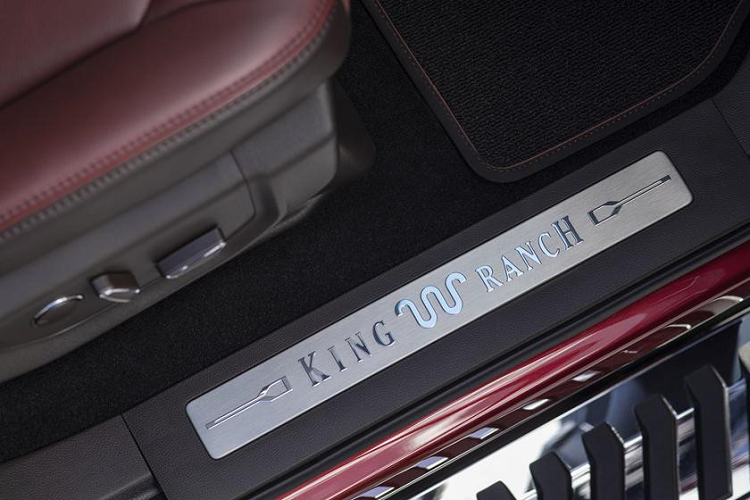 Hướng tới khách hàng muốn trở thành cao bồi, Ford Expedition King Ranch 2020 hội tụ cả hai yếu tố: hầm hố và sang trọng. Trên Expedition, bản này sẽ nâng cấp nội thất với chất liệu da Del Rio hạng sang.