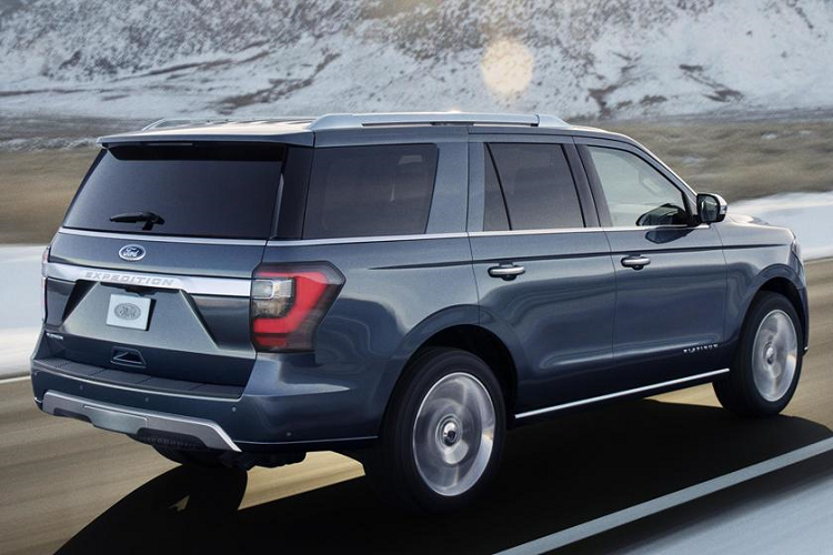 Gía xe Ford Expedition King Ranch 2020 sẽ khởi điểm từ 74.290 USD (gồm cả phí giao xe), thêm 2.000 USD cho bản Max, Ford Expedition King Ranch 2020 có giá cao hơn nhiều so với bản Expedition XLT tiêu chuẩn (52.000 USD) và ngang với Lincoln Navigator.