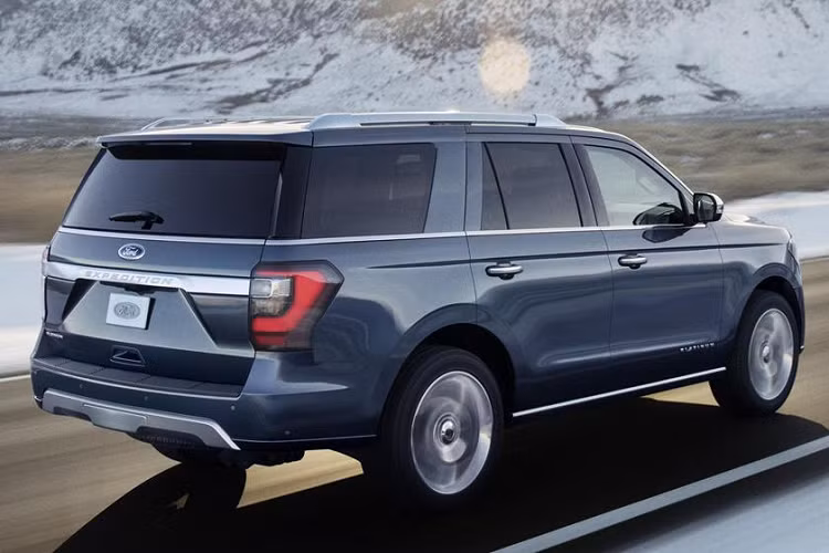 Gía xe Ford Expedition King Ranch 2020 sẽ khởi điểm từ 74.290 USD (gồm cả phí giao xe), thêm 2.000 USD cho bản Max, Ford Expedition King Ranch 2020 có giá cao hơn nhiều so với bản Expedition XLT tiêu chuẩn (52.000 USD) và ngang với Lincoln Navigator.